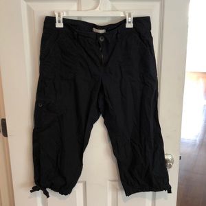 Black cargo capris